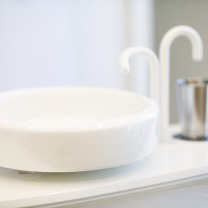 Speibecken aus weißen Porzellan Nahaufnahme